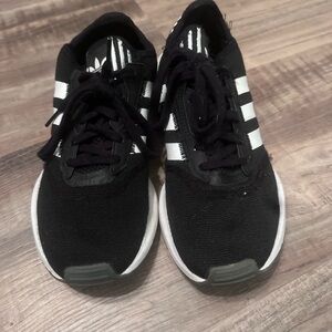 New adidas shoes barely worn very good condition.